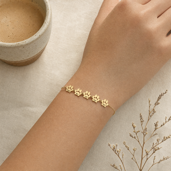 Bracelet Câline à 5 pattes porté au poignet, pour juger de la taille réelle