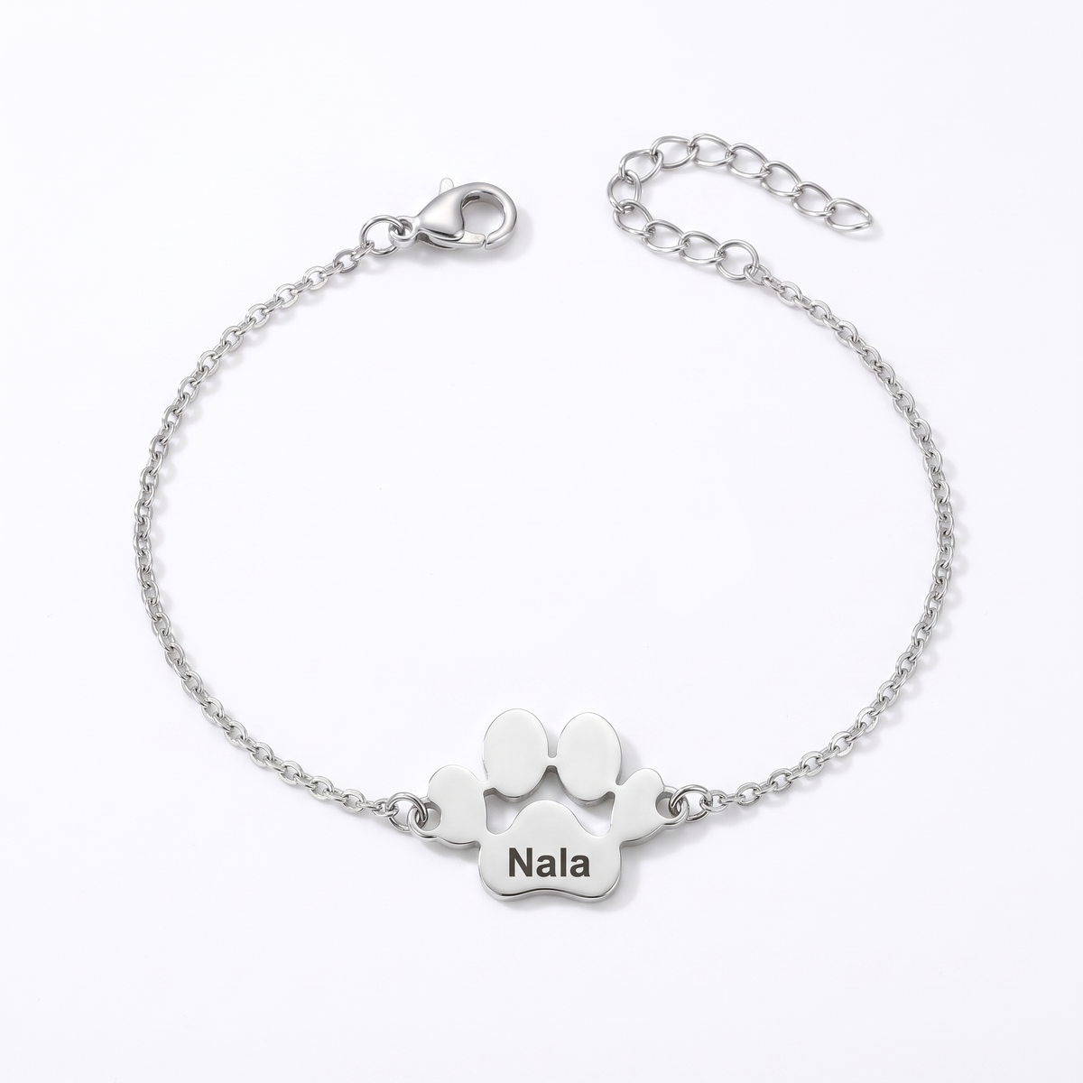 Bracelet Câline finition argent, une patte gravée Nala, sur fond blanc