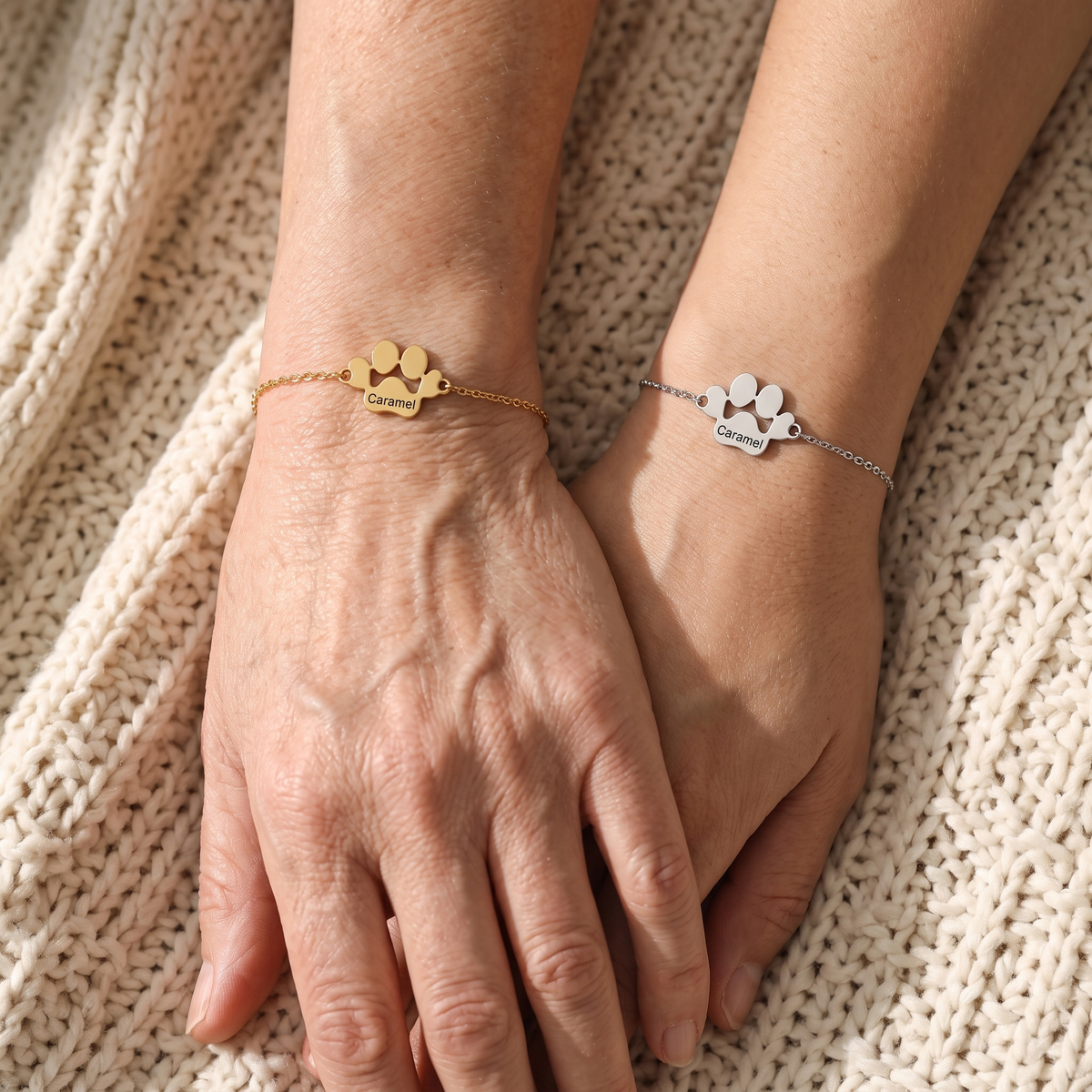 Une mère et sa fille portent chacune un bracelet patte gravé