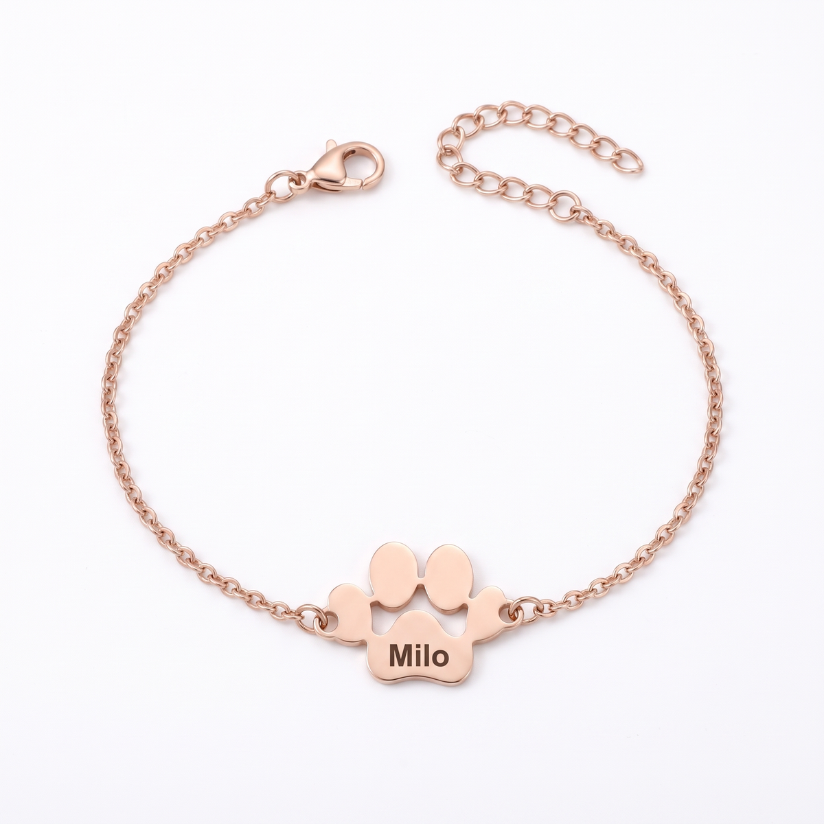 Bracelet Câline finition or rose, une patte gravée Milo, sur fond blanc