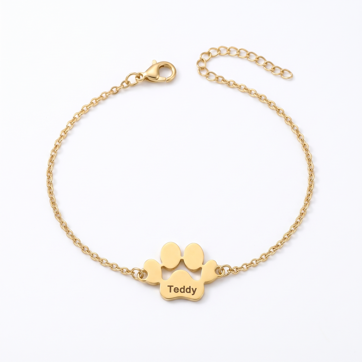 Bracelet Câline finition or, une patte gravée Teddy, sur fond blanc