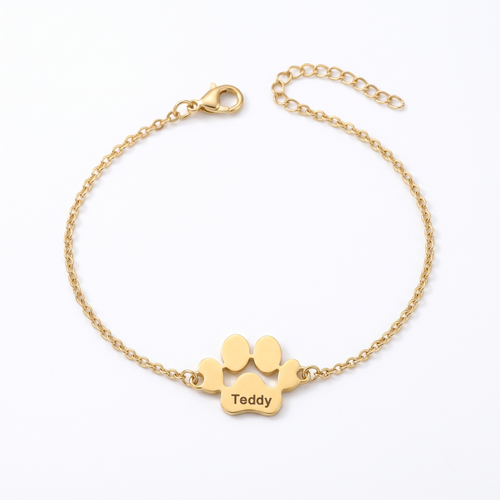 Bracelet Câline finition or, une patte gravée Teddy, sur fond blanc