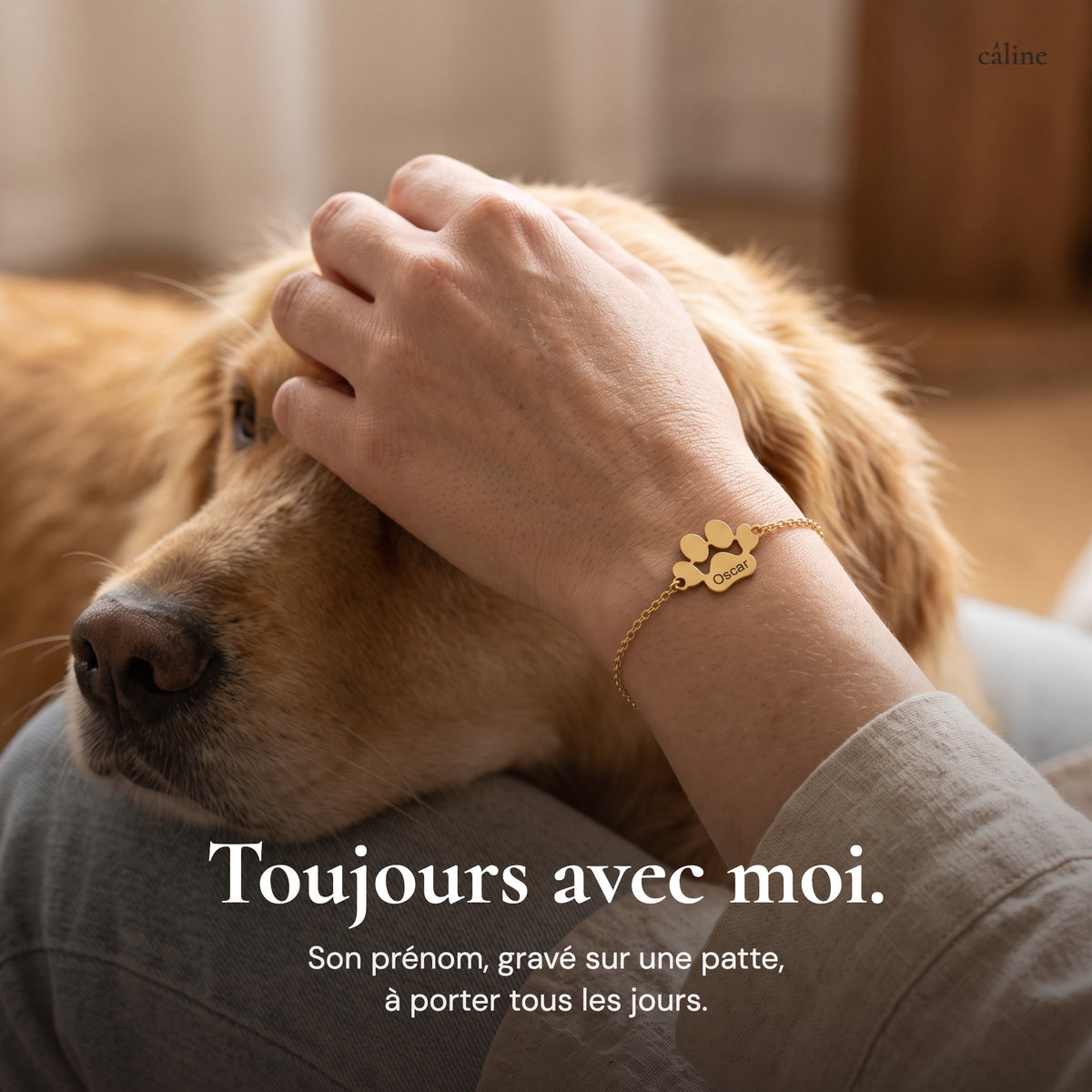 Bracelet patte or gravé au prénom de son chien, porté au poignet : « Toujours avec moi. »